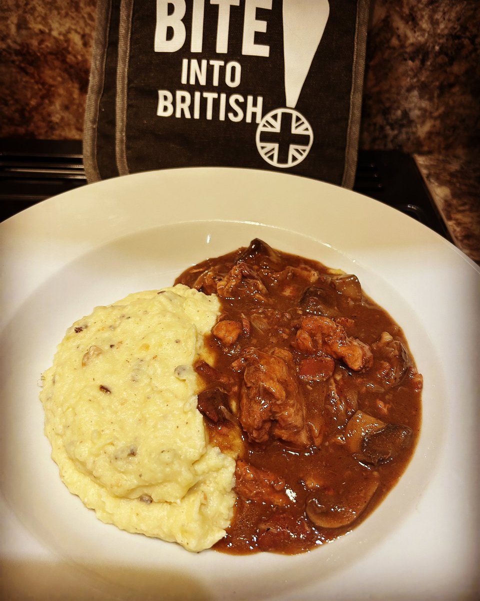 AnnaLongthorp's tweet photo. After a #lowslow cook with bay leaves, pheasant&snipe casserole done complete with our black treacle streaky🥓,glug of Malbec🍷some 🇬🇧🧅🧄🍄🌾flour&veg stock
Served with horseradish mash 🇬🇧🥔🥛
Tastebuds tinglin’
#biteintobritish #backbritishfarming #fieldtofork #gameseason https://t.co/FqhGAGJN68