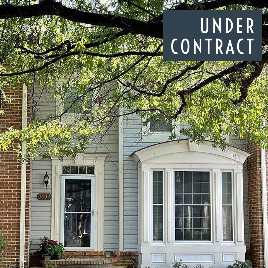 Big congrats to the wonderful buyer for landing a contract on this Penderbrook #townhouse in #Fairfaxva. #dmvrealtor #realestate🏡