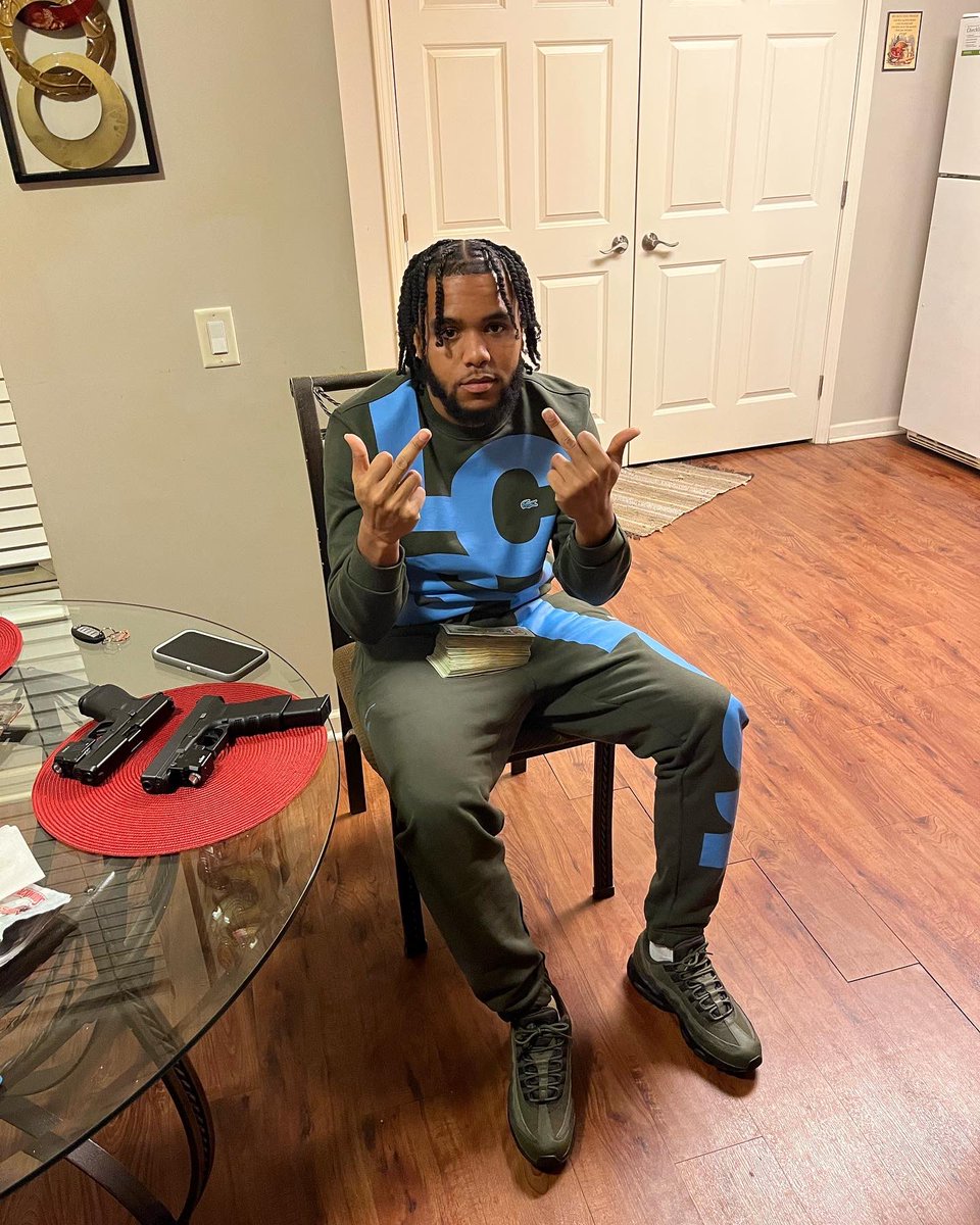 _isaiah937's tweet image. I rubber band my chicken fresh up out the grease 🔥 that mean this money hot I got it fresh up out the streets 💰💯 #LLRICO 🖤