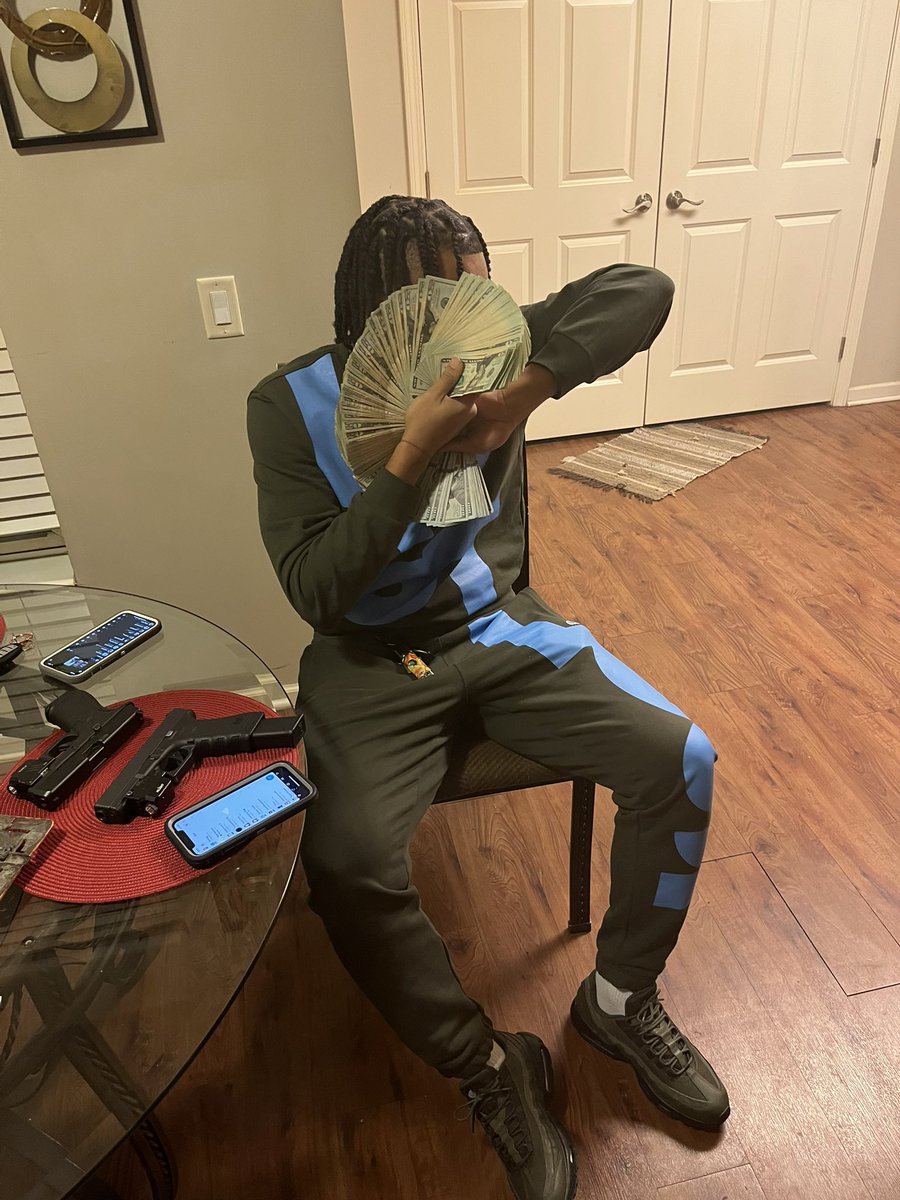 _isaiah937's tweet image. I rubber band my chicken fresh up out the grease 🔥 that mean this money hot I got it fresh up out the streets 💰💯 #LLRICO 🖤