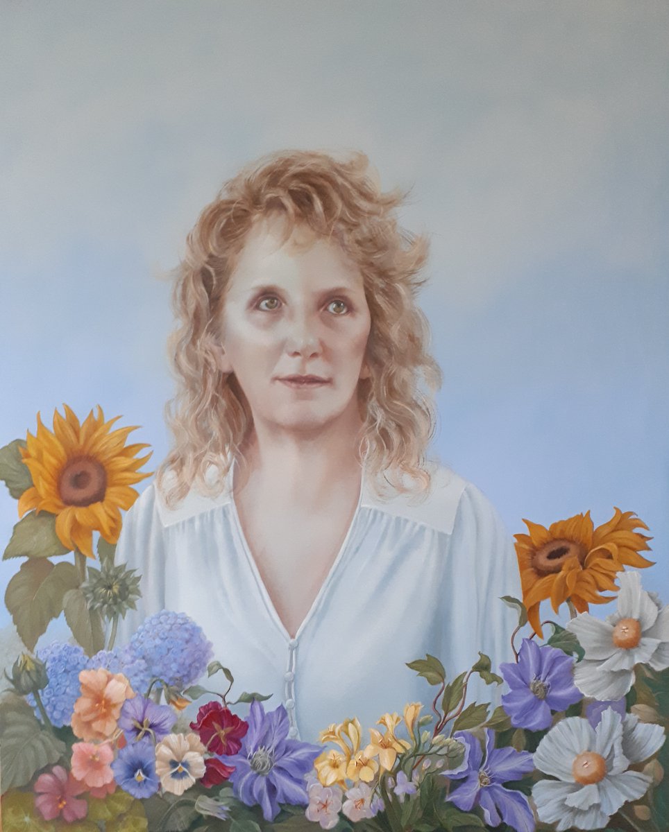 I spent the last few months working on a commissioned portrait of a lady who loves flowers.  Painting to please someone else was quite challenging but I managed to finish in time for Xmas.  Tomorrow I'll  start a new painting - the New Year beckons..... 
#portrait #oilpainting