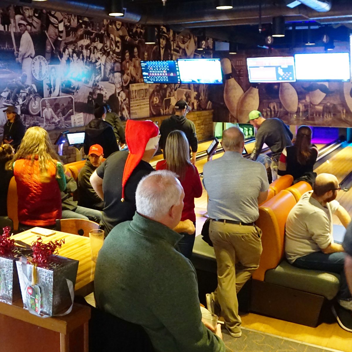 Hope everyone had a great holiday! We celebrated by having a Christmas party at Hooch And Blotto's last Thursday with pizza 🍕 and bowling.