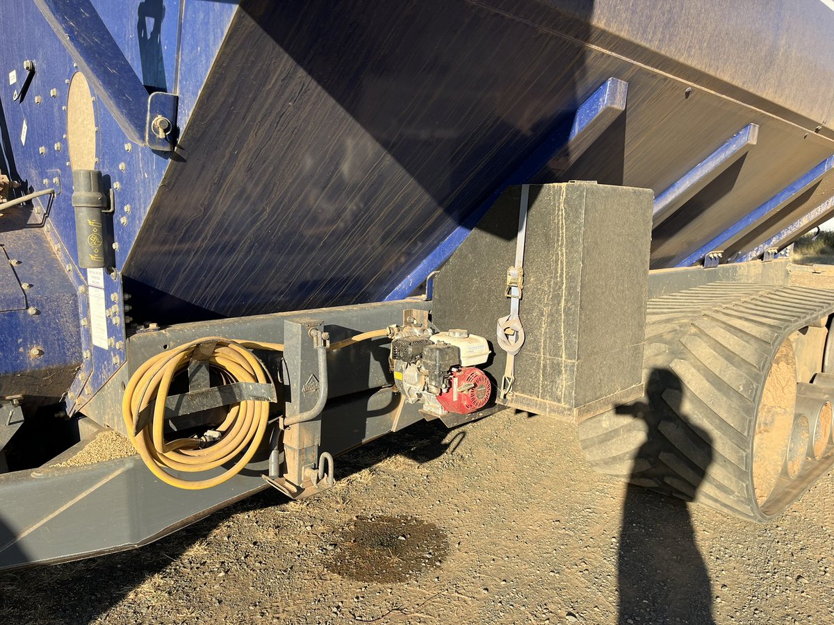TimUnger12's tweet photo. @farmagro1 I think the tank is 360L I have one on both sides. https://t.co/EsUV7Z2qvk