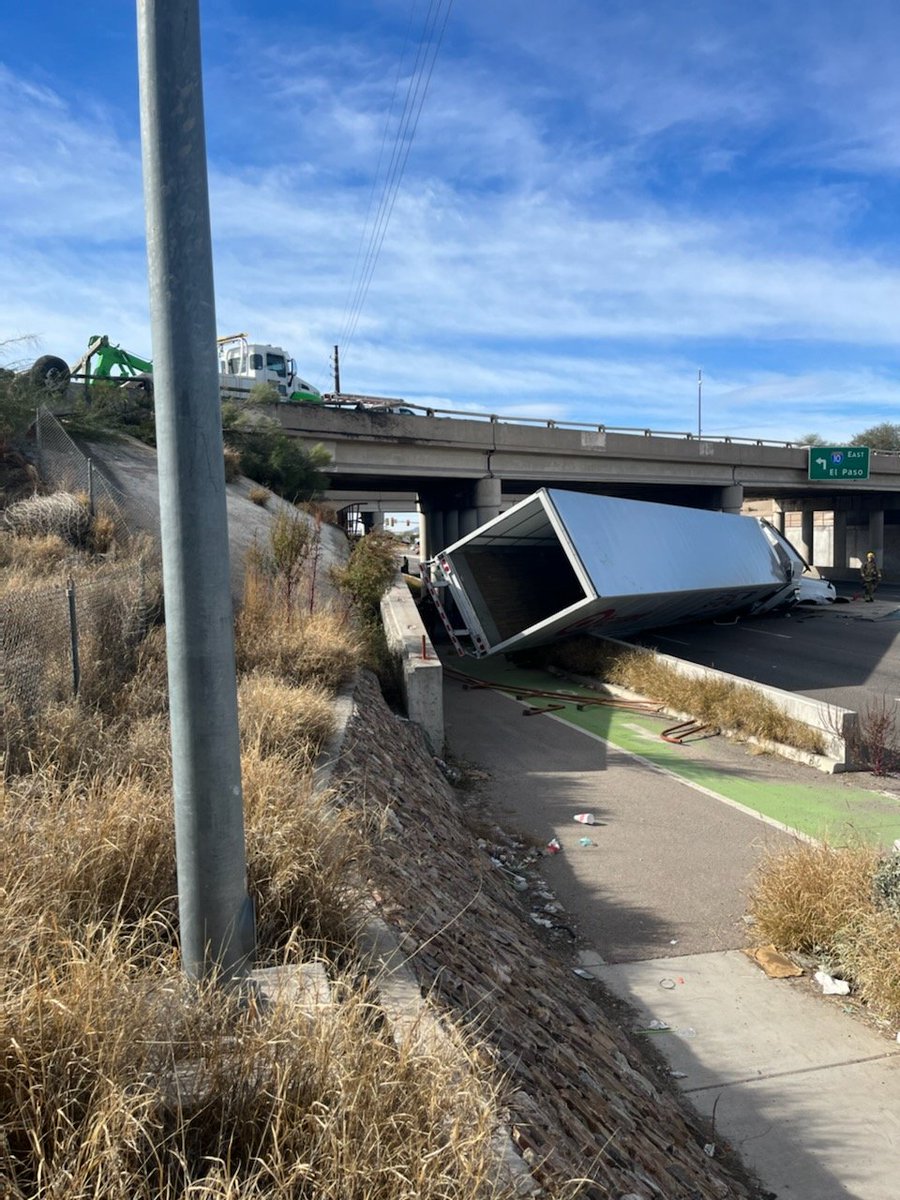 ofcrmagos's tweet photo. 🚨TRAFFIC ALERT🚨

Valencia Road will be shut down for both east and west travel under I-10. Crews are clearing a semi-trailer rollover and diesel spill. Please use an alternate route. https://t.co/UeMSgQNxLV