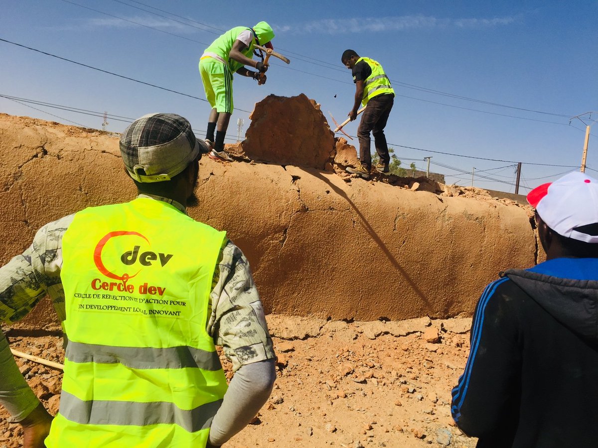 Obianou's tweet photo. Début ce matin de la 2 ème édition de la semaine d'action citoyenne à l'école jardin d'enfants Sabon Gari 3 avec le Groupe des #bénévoles #CercleDev
Le défi à relevé
✓Une nouvelle latrine
✓Portail
✓Rasé et Crépissage du mur
✓Béton des classes
✓Réparations des tables bancs. https://t.co/IlPSGxu475