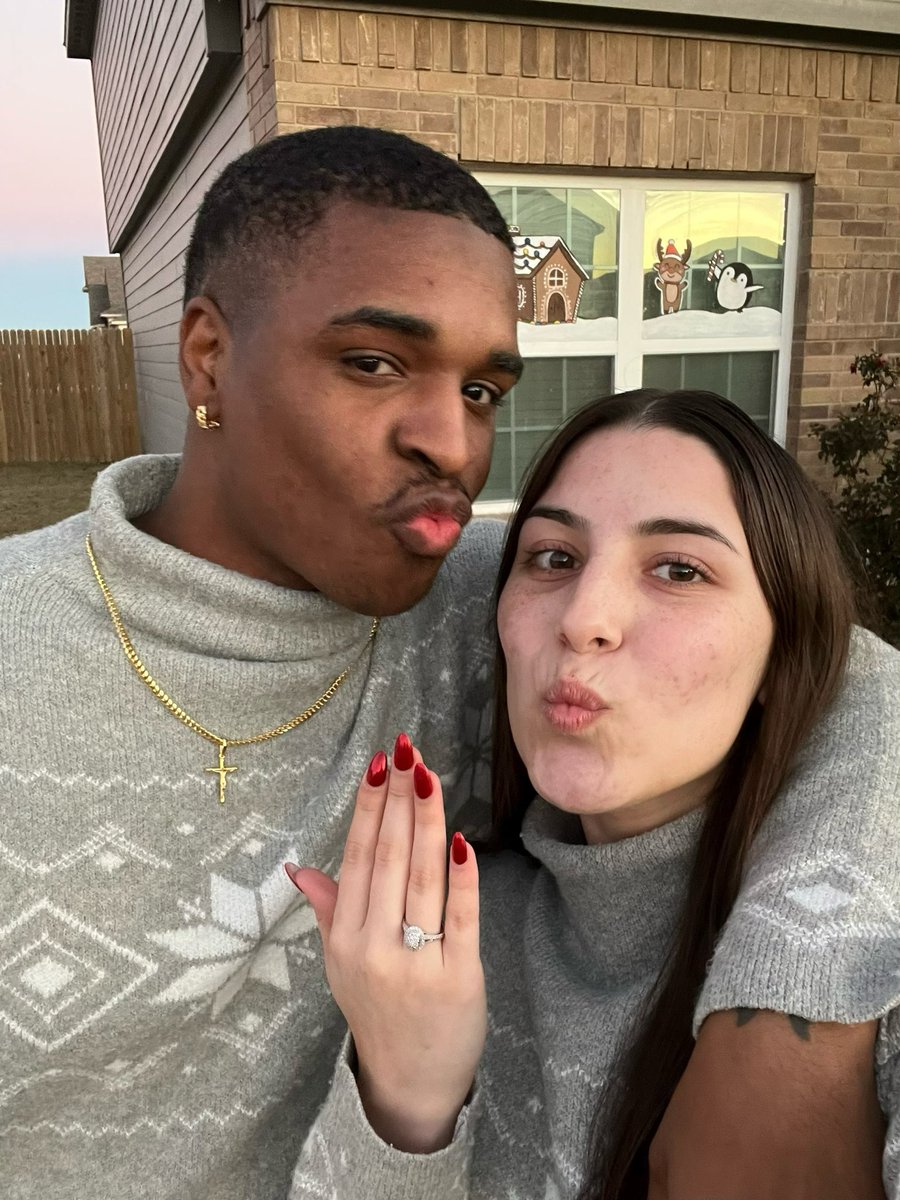 alyssaacabello's tweet photo. WERE FIANCÉS!! 🥹❤️ https://t.co/ZehUo56Ted