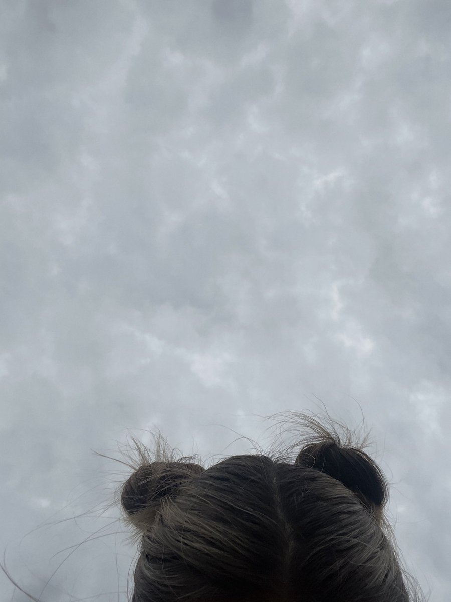 eeleeri's tweet photo. Buns out at the beach https://t.co/OGO3ePsDSS