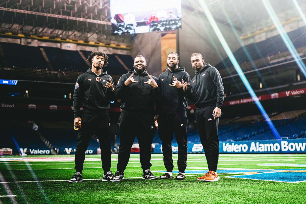 Checking out the scene 🏟

#hookem

h/t Valero Alamo Bowl