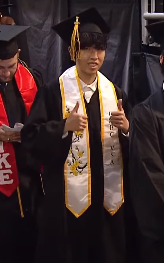 BustDuck's tweet photo. What I've been up to after disappearing for like a year lmao:
Touched Grass🖐️🌿
Graduated🧑‍🎓😎
Character Development📈

Maybe I back, maybe I stream soon https://t.co/LIrQfvF36S