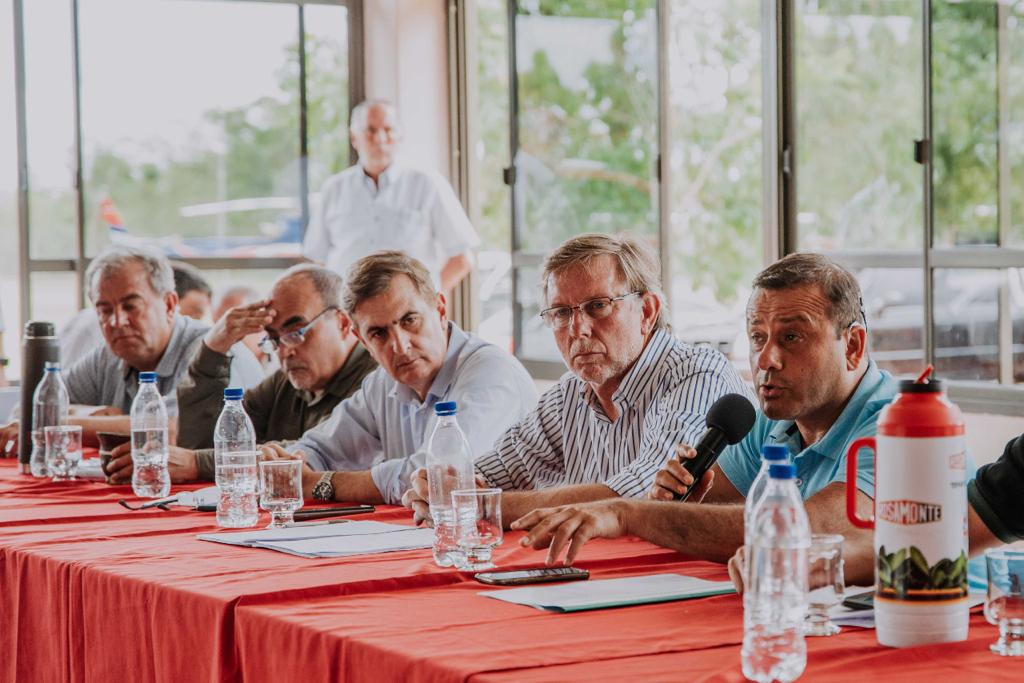 gobmisiones's tweet photo. El gobernador @herrerayflia recibió al secretario de Agricultura, Ganadería y Pesca de Nación, @JuanjoBahillo y juntos participaron en la reunión de la Mesa de Trabajo del Tabaco, en #DosdeMayo, donde se abordó la necesidad de mejorar el precio y la competitividad del sector. https://t.co/iaxSpbHFul