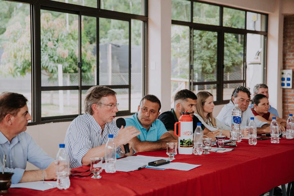 gobmisiones's tweet photo. El gobernador @herrerayflia recibió al secretario de Agricultura, Ganadería y Pesca de Nación, @JuanjoBahillo y juntos participaron en la reunión de la Mesa de Trabajo del Tabaco, en #DosdeMayo, donde se abordó la necesidad de mejorar el precio y la competitividad del sector. https://t.co/iaxSpbHFul