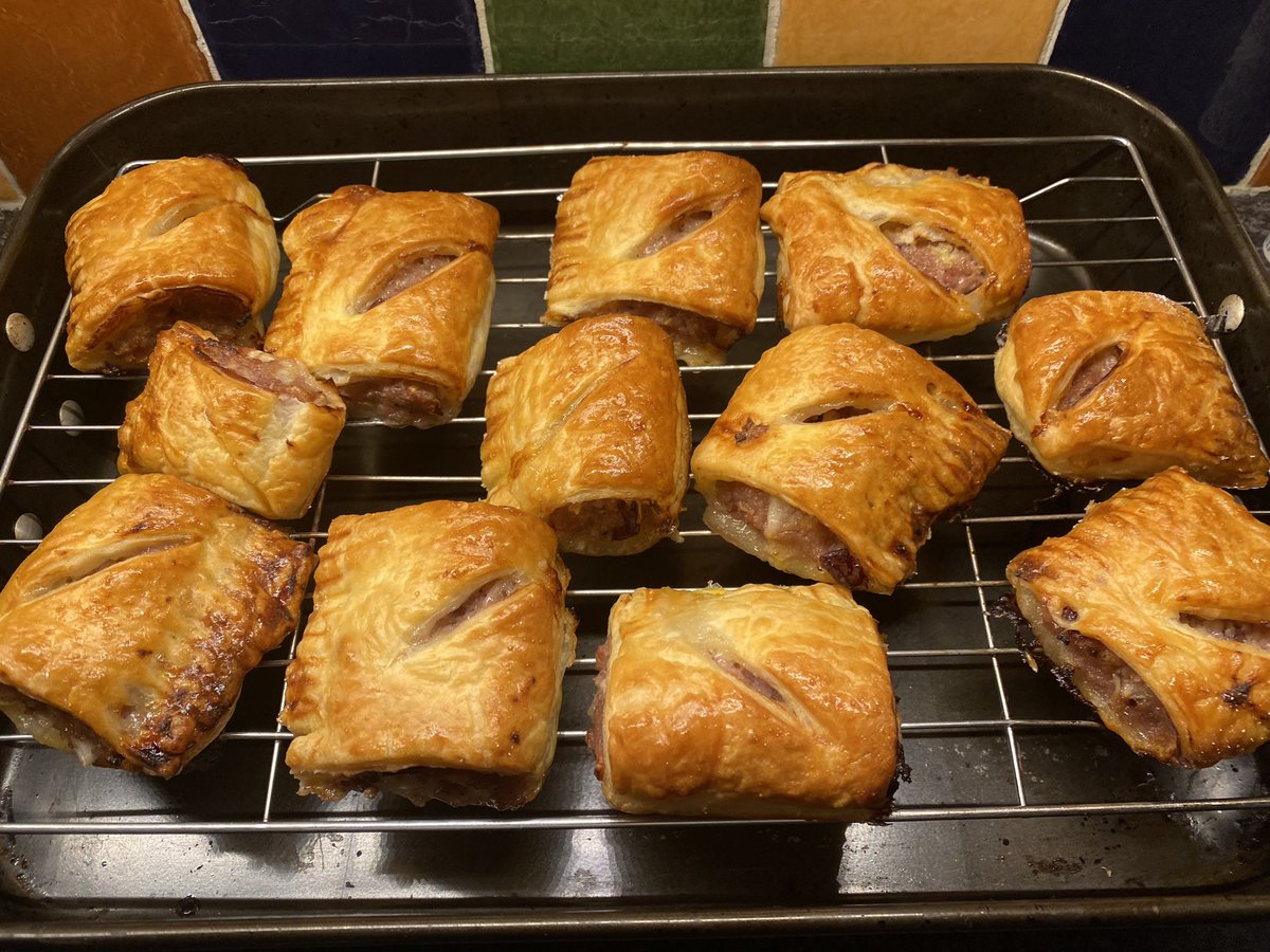 PicturskewPhoto's tweet image. When you have to use leftovers. #creativekitchen #festive #sausagerolls