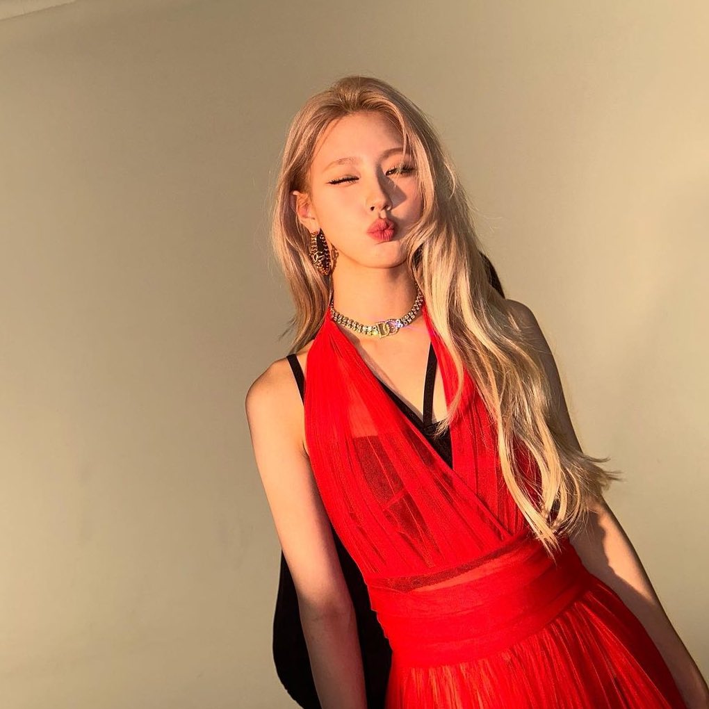 2yeonpic's tweet photo. crazy how she holds all the power.. https://t.co/ctnzaPhbNN