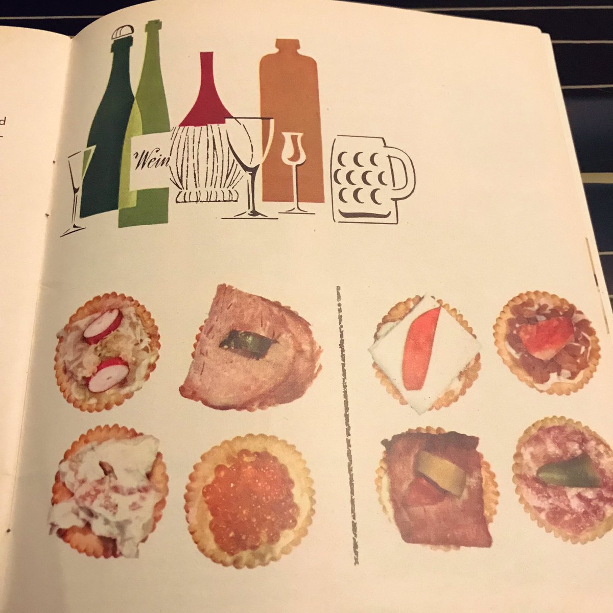 cupcakeberlin's tweet photo. I found my Cracker Recipes cookbook. Hit me up if you need some festive holiday recipes to ring in the new year! 💫 #crackers #holidaypartyrecipes #CrackerRecipes #holidayvibes #Kracker #Rezepte #vintagecookbook https://t.co/o8rwa6Jk10