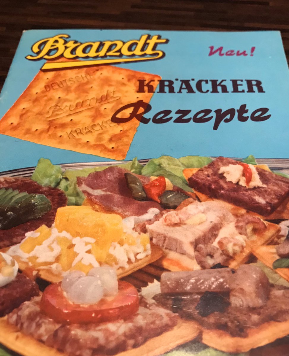 cupcakeberlin's tweet photo. I found my Cracker Recipes cookbook. Hit me up if you need some festive holiday recipes to ring in the new year! 💫 #crackers #holidaypartyrecipes #CrackerRecipes #holidayvibes #Kracker #Rezepte #vintagecookbook https://t.co/o8rwa6Jk10
