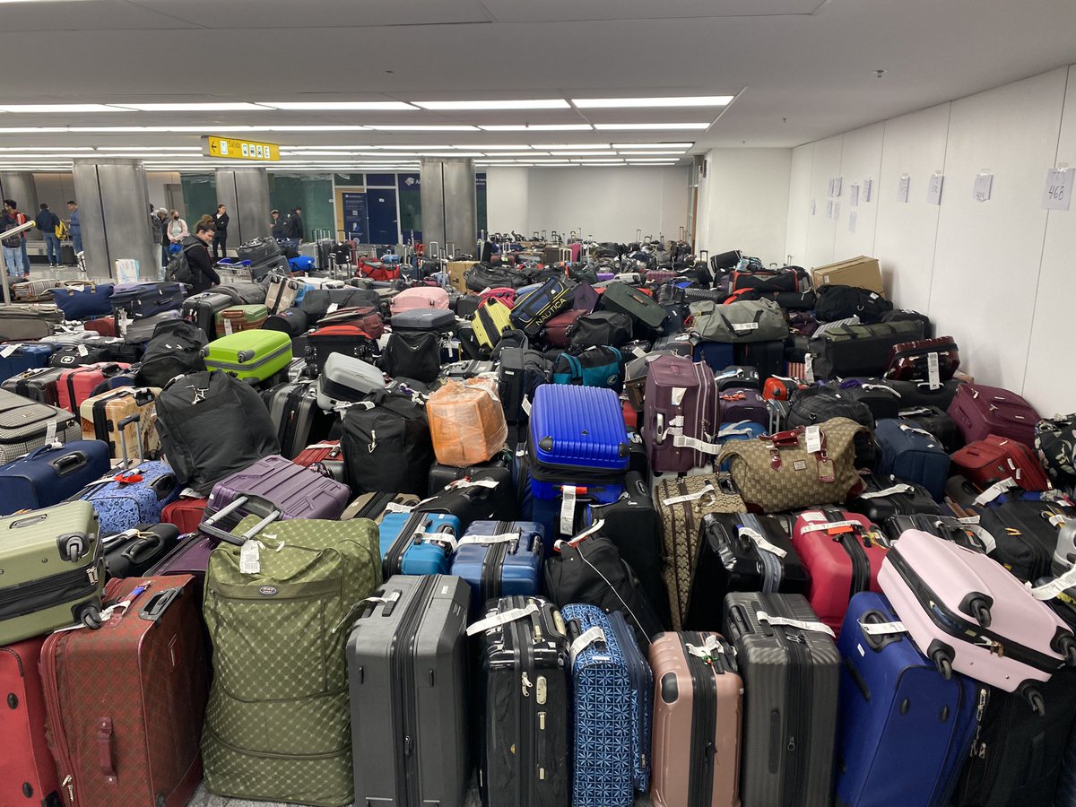 Cementerio de maletas en el <a href="/Aeropuerto_GDL/">Aeropuerto Internacional de Guadalajara. IATA: GDL</a> responsable <a href="/aeropuertosGAP/">Grupo Aeroportuario del Pacífico</a> !  La mayoría de <a href="/viajaVolaris/">Volaris</a> y <a href="/VivaAerobus/">Viva</a>. Decenas de vuelos perdidos y retrasados desde y hacia Gdl. PÉSIMO servicio e ineficiencia.