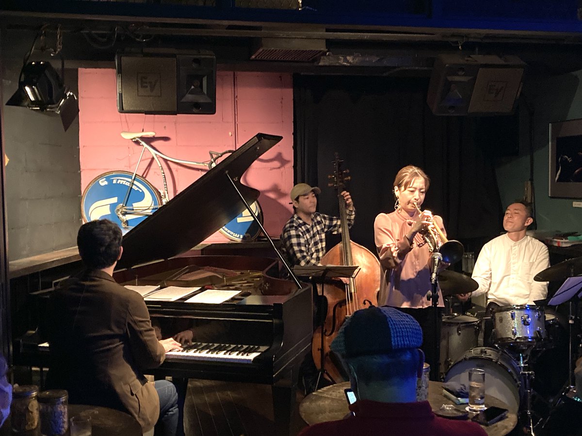 村田千紘 QUARTETライヴ終了。威風堂々、凛として溌剌たるプレイを展開する村田、のびやかで実に心地良いサウンド、流石新作の録音メンバーでもあるレギュラー・カルテット、四人で織りなす小気味良い美サウンドが満席の店内に、いやもう大盛り上がり、とっても楽しいライヴでした。次回は4/23です。