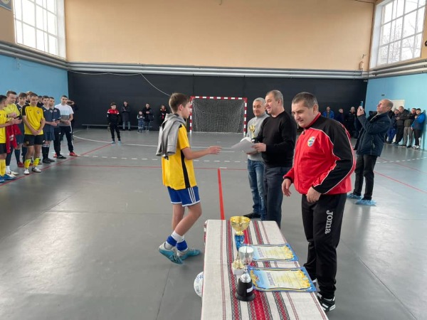 FcZirka's tweet photo. Команди Академії кропивницької «Зірки» всіх вікових категорій продовжують тренування та участь в товариських турнірах. Передріздвяний турнір відбувся 24 грудня на базі КДЮСШ № 2 за сприяння Управління молоді та спорту Кропивницької міської ради та КОАФ. 
https://t.co/LjjCNbUI2q https://t.co/qtkbBYMPpw