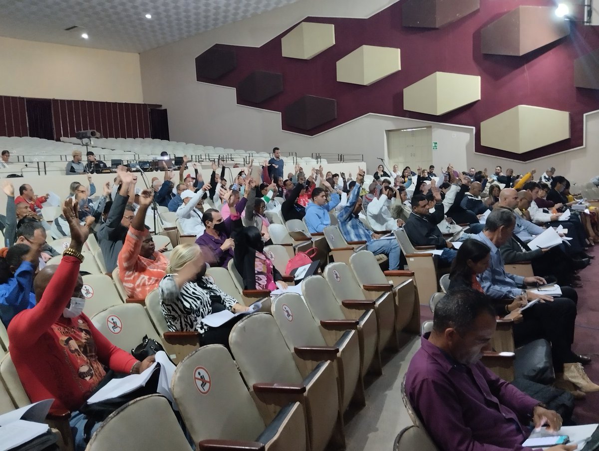 AMPPSantaClara's tweet photo. 👉👉 La I Sesión Ordinaria de la #AMPPSantaClara comienza con las decisiones tomadas por su Presidente, Osmani García López.

Además, se presentan y aprueban las Comisiones Permanentes de Trabajo 📝, así como sus lineamientos generales.
.
.
#SomosPoderPopular
#CubaLegisla https://t.co/PYl9EyETcA