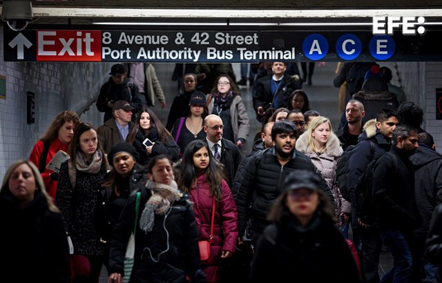 EFEnoticias's tweet photo. El sistema del metro de Nueva York logra este martes la cifra de mil millones de pasajeros en lo que va de año, la primera vez que alcanza este número de usuarios desde 2019, antes del estallido de la pandemia de la covid-19. https://t.co/whW6LUnaQ7