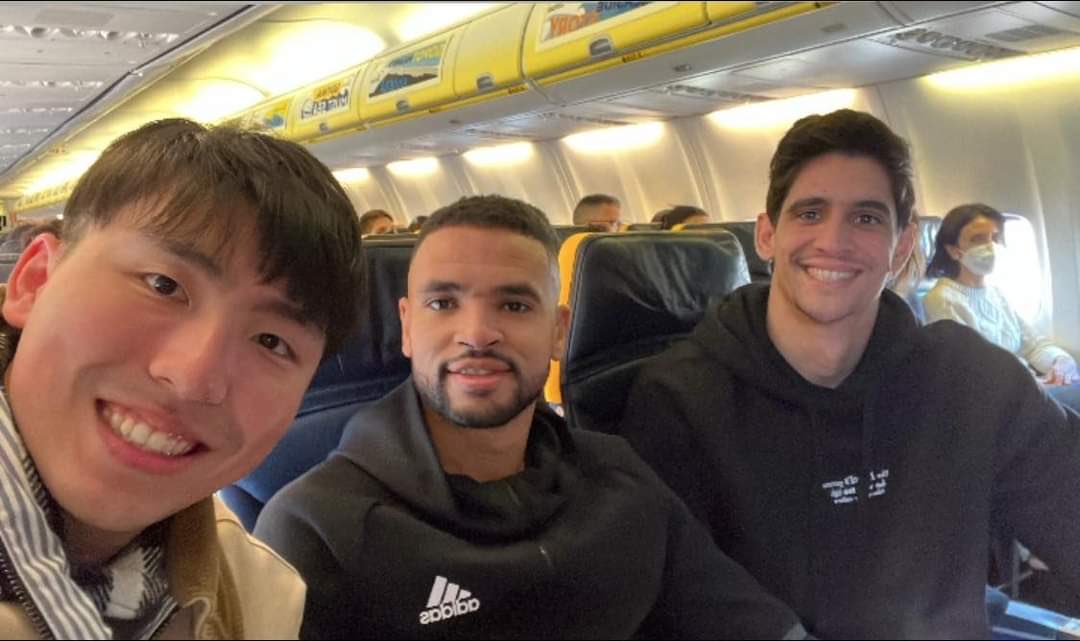 lnstantFoot's tweet photo. Youssef En-Nesyri et Yassine Bono sont rentrés à Séville en vol…Ryanair 🙃✈️🇲🇦 https://t.co/oO9uNJbr9J