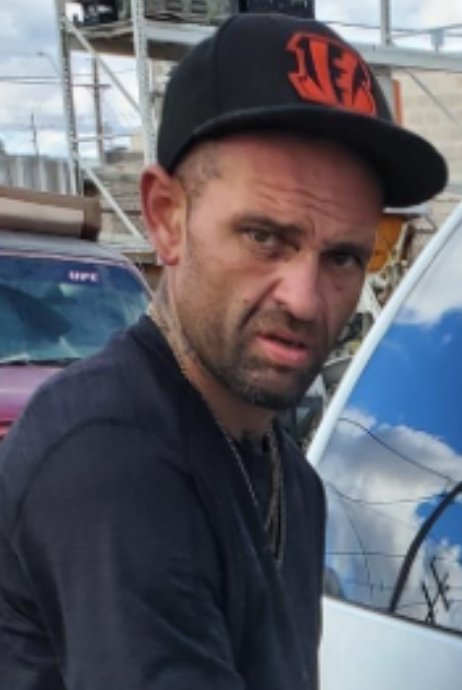 ofcrmagos's tweet photo. Detectives have ID'ed Michael Caylor as the suspect who shot at officers early this morning. He should be considered armed &amp; dangerous. If located, DO NOT approach him &amp; call 911 immediately. No officers or community memebers were injured. 
https://t.co/APugYZKdds #tucsonpd https://t.co/3BfyHOEdlI