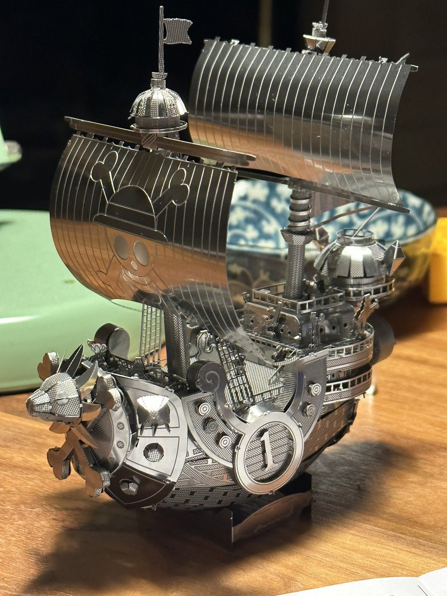 Put together one of my xmas gifts with <a href="/ConstructionPpr/">Construction Paper Studio</a>, the Thousand Sunny~ 🦴🦴👒☀️