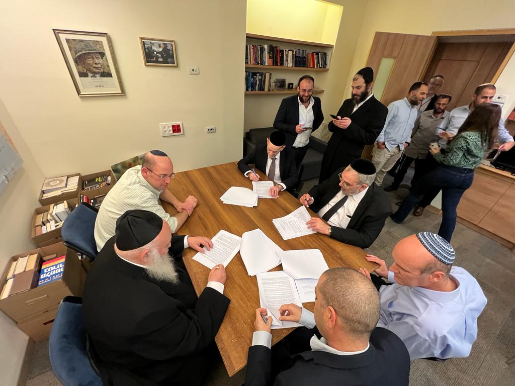 y_bregman1's tweet photo. תם הסכסוך? דגל התורה ואגודת ישראל חתמו יחד הסכם קואליציוני עם הליכוד https://t.co/2zJNkpAEYh