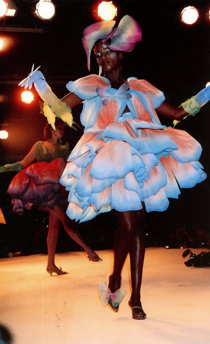 girIvenus's tweet photo. thierry mugler s/s 82 https://t.co/RPcEC3xtXK