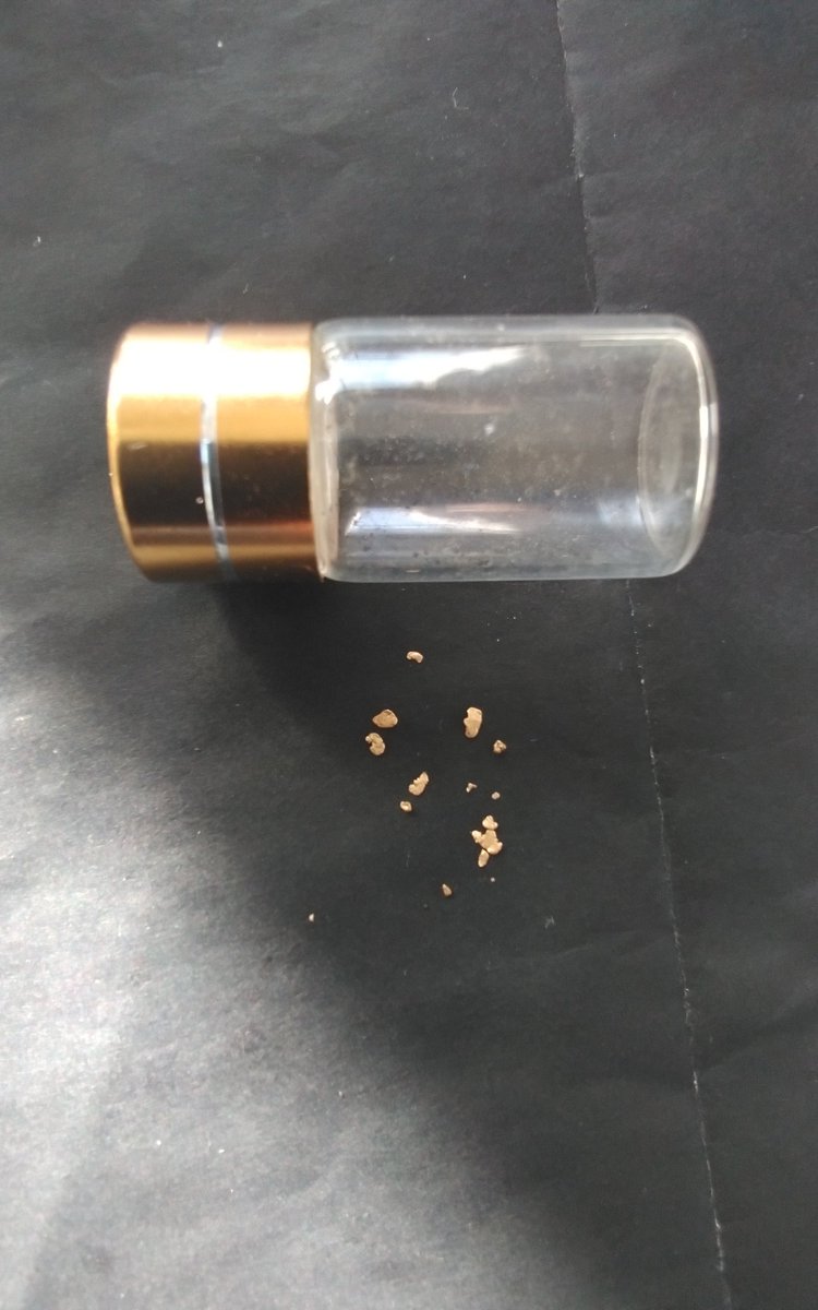 昨日師匠とメガネ掘り難易度★★★★川に掘り納めに行ってきました。水量が少なく氷が張り水も冷たく両手足の感覚が無くなって早々と退散しました。今年も師匠に色々な川を教えて頂き感謝してます( =＾ω＾)来年こそはナゲット採りたいですね。