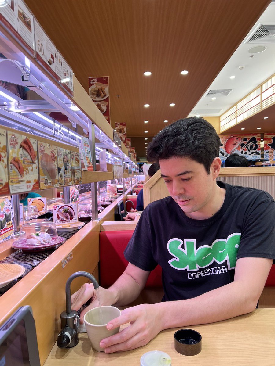 OGKratom420's tweet image. Went to my first kaiten sushi in Thailand really high 🍣😵 #MunchieMode #Sushiro