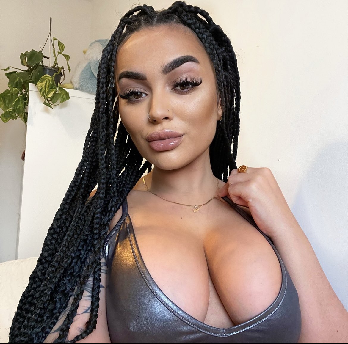 lolabelleuk's tweet photo. You don’t have to get back to reality just yet.. come join me! Online on all platforms 💋🥰 https://t.co/ysyc9G60Le
