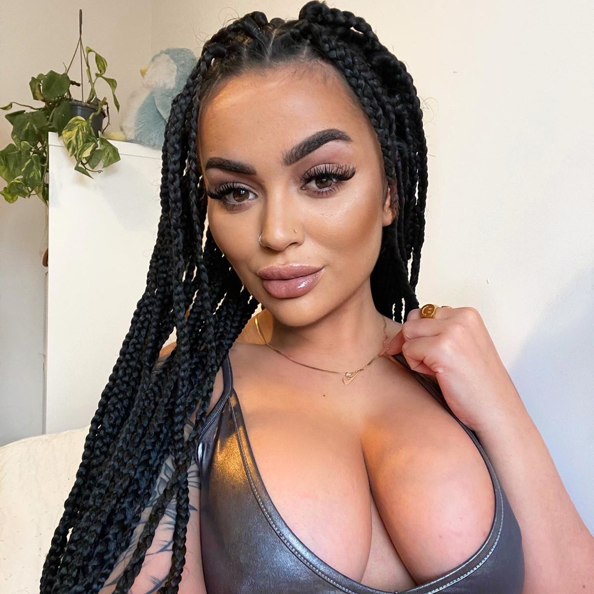 lolabelleuk's tweet photo. You don’t have to get back to reality just yet.. come join me! Online on all platforms 💋🥰 https://t.co/ysyc9G60Le
