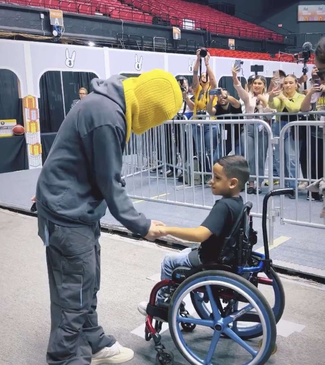 PopCrave's tweet photo. Bad Bunny handed out over 20,000 gifts (sports equipment, instruments, paint materials and more) to children at his holiday gift drive in Puerto Rico. 🎁 https://t.co/pdYW4YXoCQ