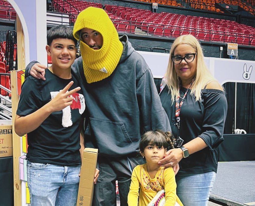 PopCrave's tweet photo. Bad Bunny handed out over 20,000 gifts (sports equipment, instruments, paint materials and more) to children at his holiday gift drive in Puerto Rico. 🎁 https://t.co/pdYW4YXoCQ