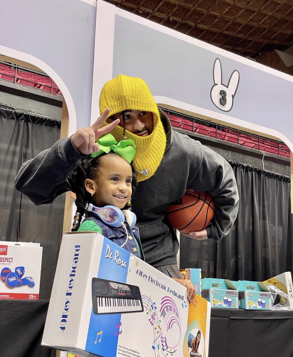 PopCrave's tweet photo. Bad Bunny handed out over 20,000 gifts (sports equipment, instruments, paint materials and more) to children at his holiday gift drive in Puerto Rico. 🎁 https://t.co/pdYW4YXoCQ