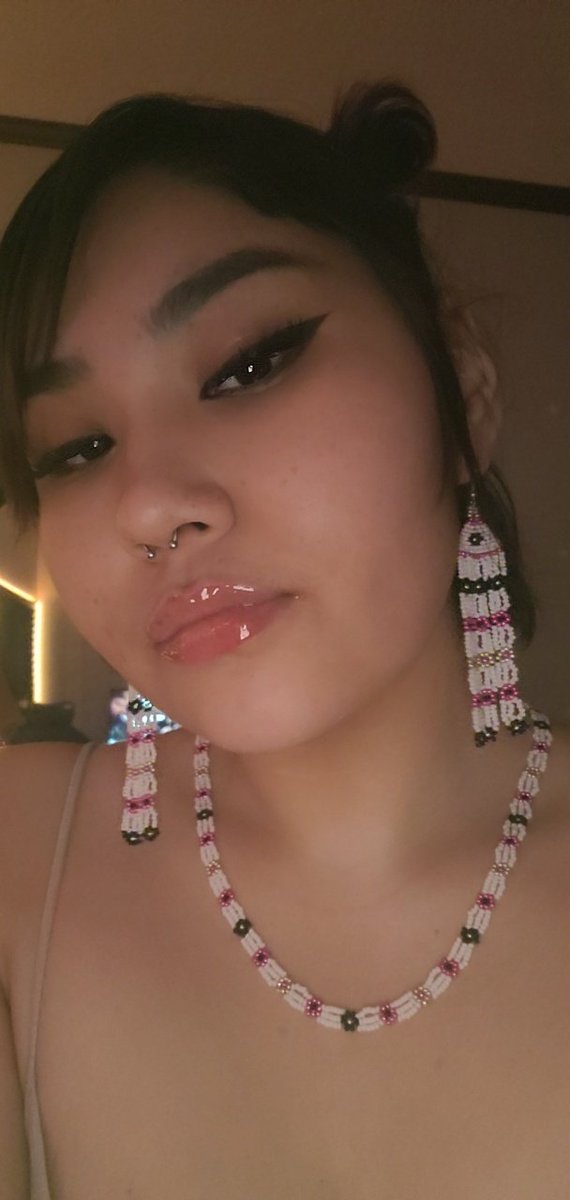 earring and necklace set my mom gave me for xmas 💖🥰 she's been beading a lot lately I told her these were my favourite 😍