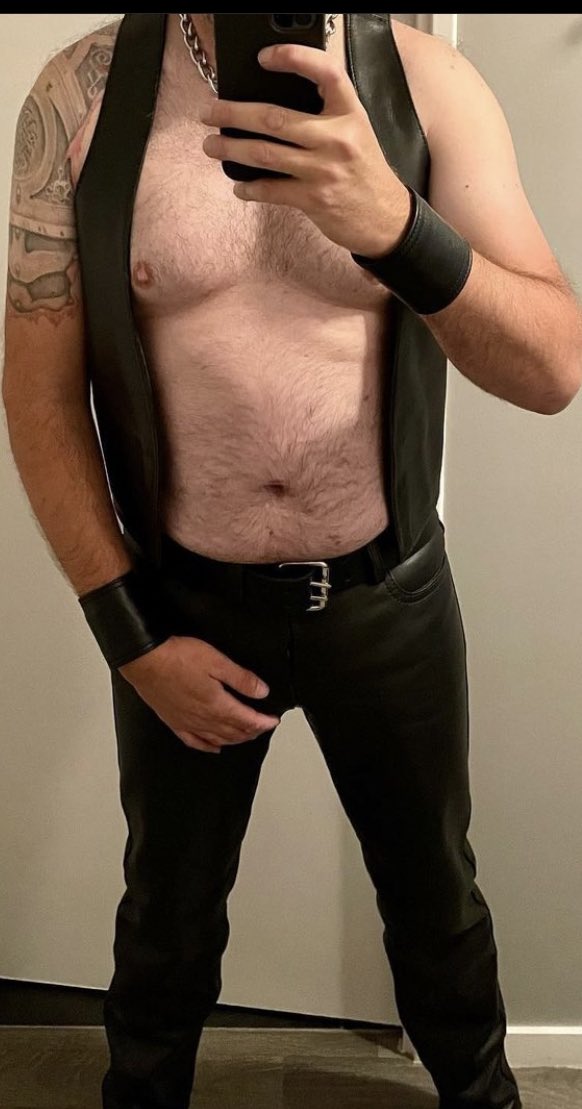 LBrice77's tweet photo. My slave will start chastity from January 1st. 1 like = 24h. Let’s give him love 😈 / mon soumis démarre une période de chasteté à compter du 1er janvier. 1 like = 24h. Il est temps de mettre ce garçon à l’épreuve 😈#bdsm #chastity #slave #cage #nowanking https://t.co/aTT3UTiYsi