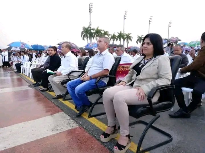 AMPPSantaClara's tweet photo. 🎉 #FELICIDADES desde nuestra @AMPPSantaClara a los nuevos profesionales de la salud 🤍👩‍⚕️🧑‍⚕️💊 en su tradicional graduación realizada en el Complejo Escultórico Ernesto Guevara. 
.
.
📸: Tomadas de la Fanpage en Facebook de @radiocmhw. https://t.co/PYng97cplp