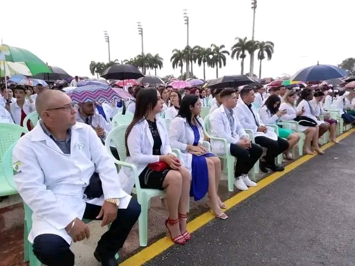 🎉 #FELICIDADES desde nuestra <a href="/AMPPSantaClara/">Asamblea Municipal del Poder Popular Santa Clara</a> a los nuevos profesionales de la salud 🤍👩‍⚕️🧑‍⚕️💊 en su tradicional graduación realizada en el Complejo Escultórico Ernesto Guevara. 
.
.
📸: Tomadas de la Fanpage en Facebook de <a href="/radiocmhw/">CMHW La Reina Radial del Centro</a>.