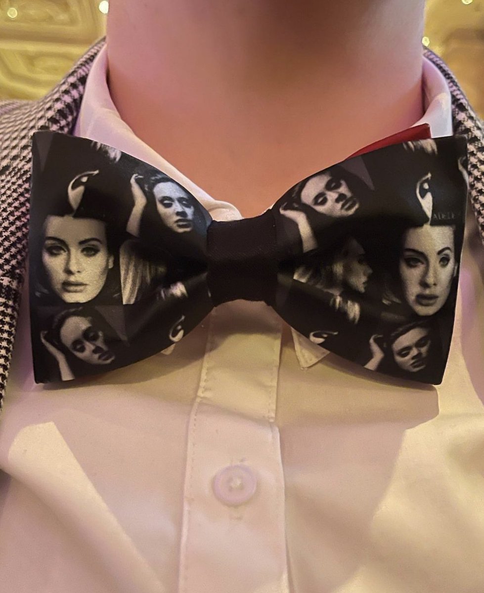adelesgolden's tweet image. Adele noticing a fan who wore a bow tie with pics of her on 🤍 
(@/mad_mara on IG )