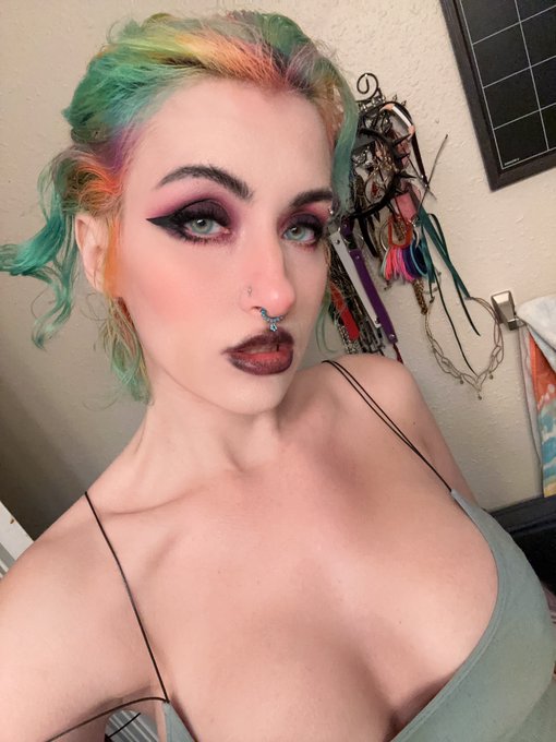 I want to do this eyeshadow again after I buy ACTUAL black lipstick… 🥲 https://t.co/b3alMiSeGM