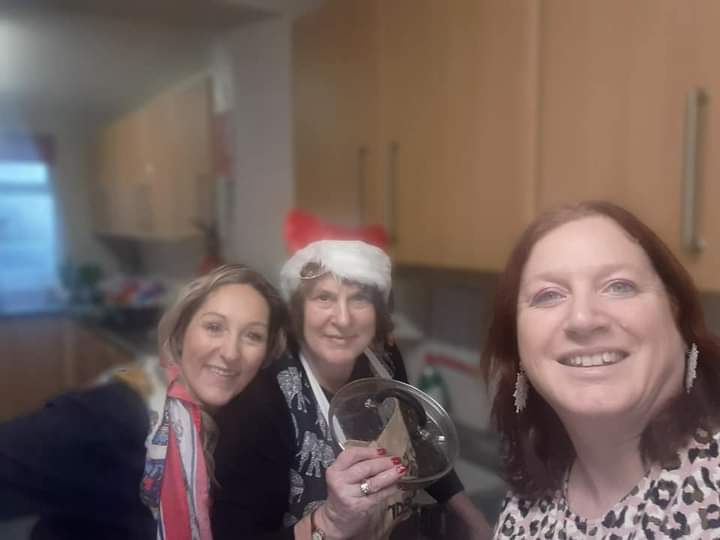 ChatHelping's tweet image. Thank you to Rev Turner, Rev Tetley and Ros Baxter for helping us deliver 62 Christmas meals, a buffet for 50, and Christmas presents to local children on Christmas Eve. We were supported by @coopuk @HessleTeamMgr and @AllSaintsHessle We even had a visit from Santa!
