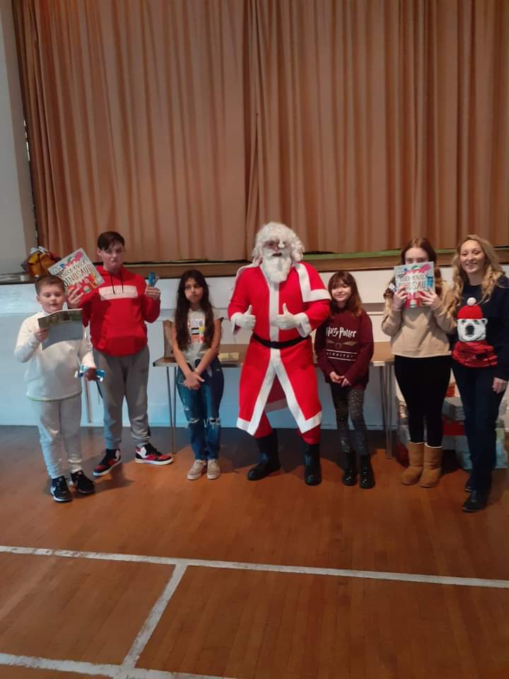 ChatHelping's tweet image. Thank you to Rev Turner, Rev Tetley and Ros Baxter for helping us deliver 62 Christmas meals, a buffet for 50, and Christmas presents to local children on Christmas Eve. We were supported by @coopuk @HessleTeamMgr and @AllSaintsHessle We even had a visit from Santa!