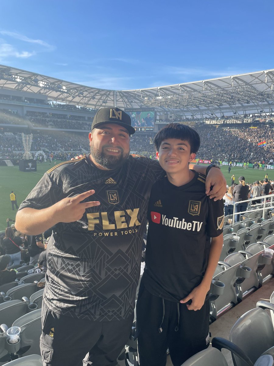 Tony_TC10's tweet photo. @LAFC Left pic - 2018 little bros first #LAFC game
Right pic - November 2022 celebrating our first MLS Cup together
#HesGrowingUp 🥲
#12DaysOfLAFC https://t.co/LyuMEFqhn0