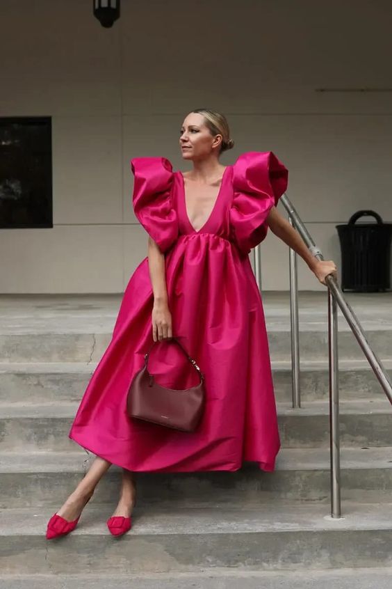 upmoda's tweet image. O rosa choque pode criar looks extremamente femininos, mas harmônicos e autênticos. Veja mais upmoda.com.br/barbiecore-o-q…