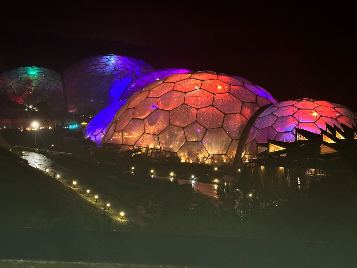 chris_can67's tweet photo. What a fab #Twixmas evening @EdenProject.  Lights, music, ice skating and Ultimate hot chocolate! #FamilyTime https://t.co/c6fDN8zTS5