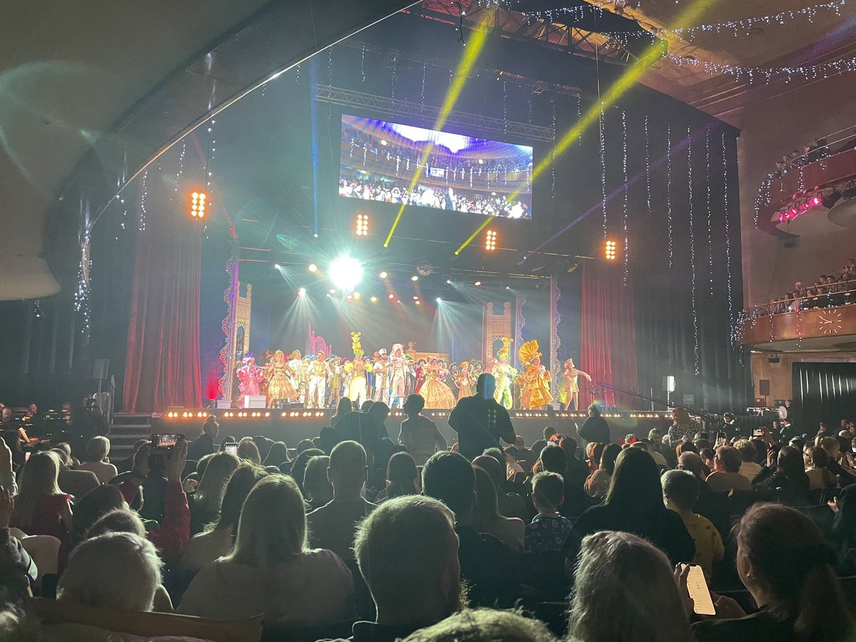 cooper_cooper5's tweet photo. Another fabulous performance from #manoroperaticsociety it’s become a family tradition each year, even the big kids are back & their ‘extras’ like to come!! Thankyou @manoroperatic for helping us make such wonderful memories #cheesepuff!! https://t.co/FuN8Mj0H9o