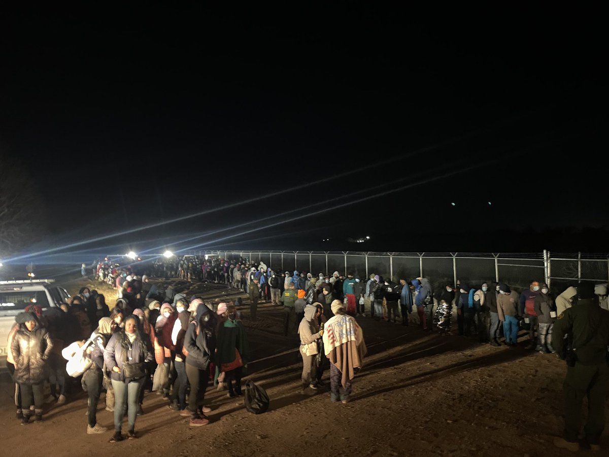 RepCuellar's tweet image. This was Eagle Pass, Texas, last night.

1,100 migrants in a 5-hour span. A new record.

(1/5)