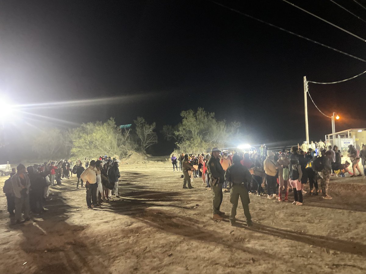 RepCuellar's tweet image. This was Eagle Pass, Texas, last night.

1,100 migrants in a 5-hour span. A new record.

(1/5)